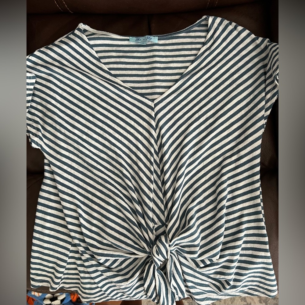 She + Sky size M tie front top